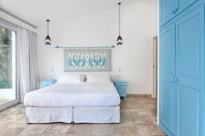 迷你吧、客房内保险箱、办公桌、免费 WiFi