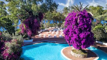 4 piscines extérieures, parasols de plage, chaises longues