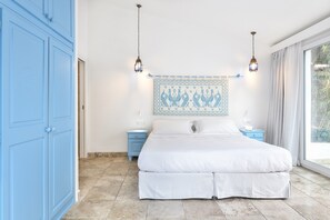 Frigobar, cofres nos quartos, escrivaninha, Wi-Fi de cortesia