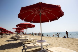 Privatstrand in der Nähe, weißer Sandstrand