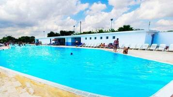 2 piscine all'aperto