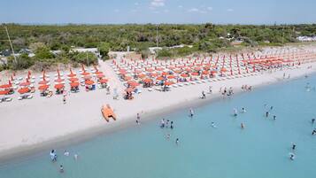 Privat strand i nÀrheten och vit sandstrand
