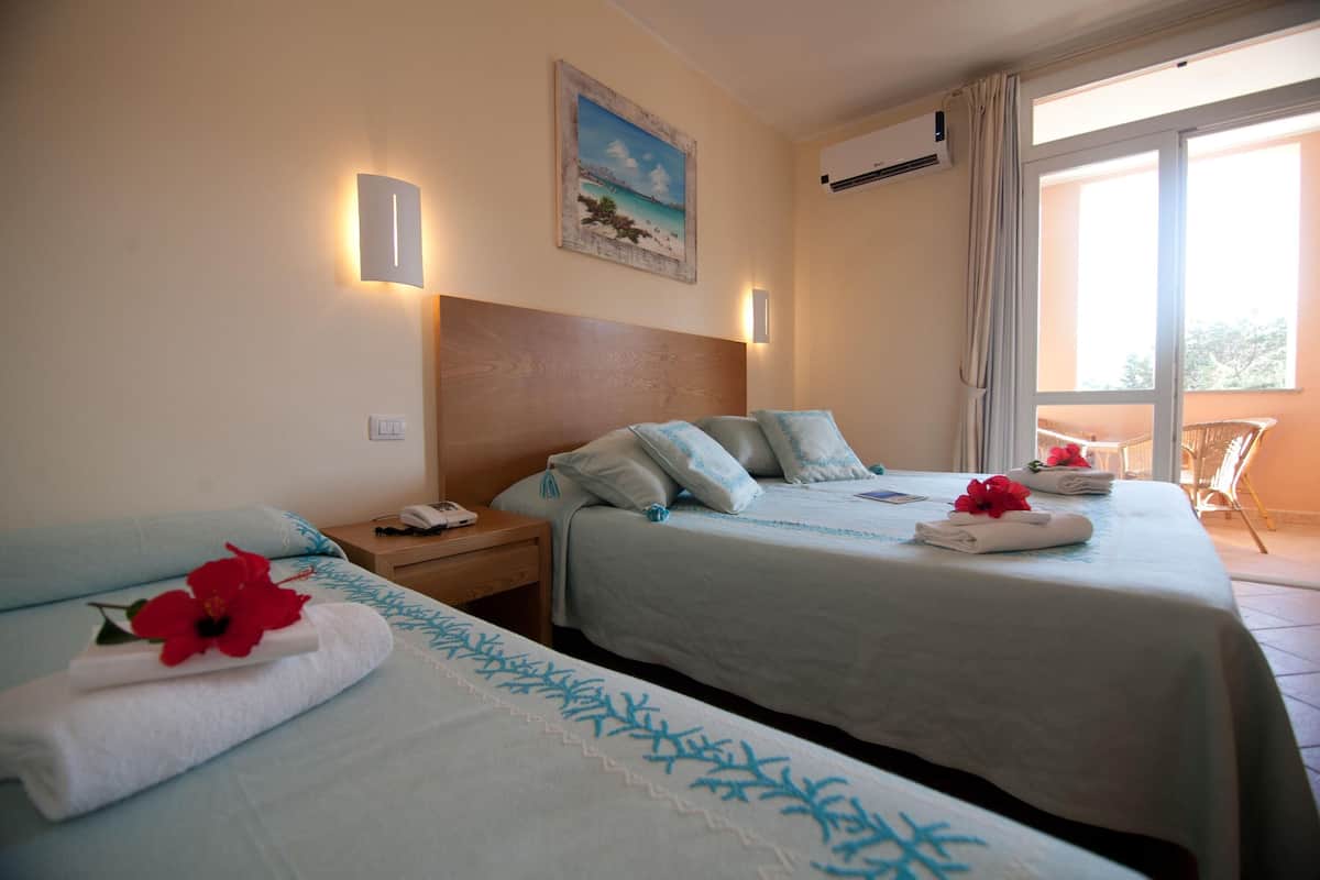 Caja de seguridad en la habitación, cunas y ropa de cama 