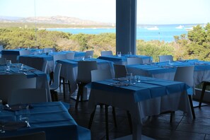 Breakfast, lunch and dinner served - Club Esse Roccaruja (Stintino)