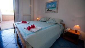 In-room safe, cribs (surcharge), bed sheets - Club Esse Roccaruja (Stintino)