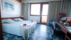 In-room safe, cribs (surcharge), bed sheets - Club Esse Roccaruja (Stintino)