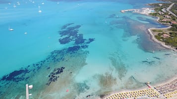 Plage privée, sable blanc, plongée sous-marine, planche à voile