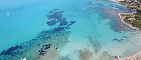 Een privéstrand, wit zand, duiken, windsurfen