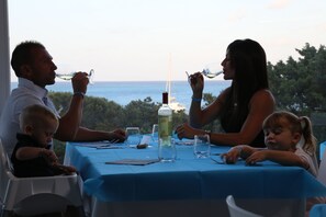 Breakfast, lunch and dinner served - Club Esse Roccaruja (Stintino)