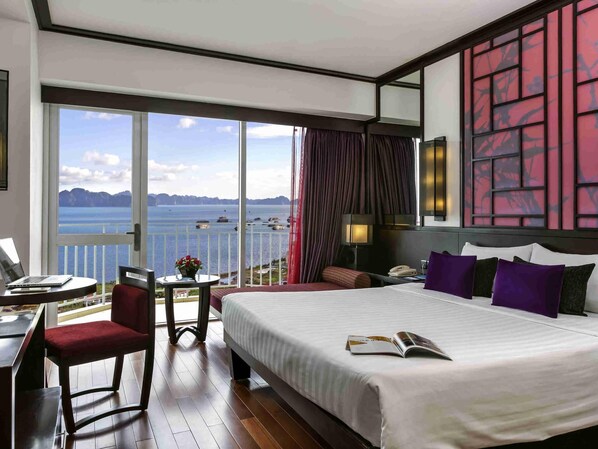 Superior Room, 1 King Bed | Minibar, in-room safe, desk, laptop workspace