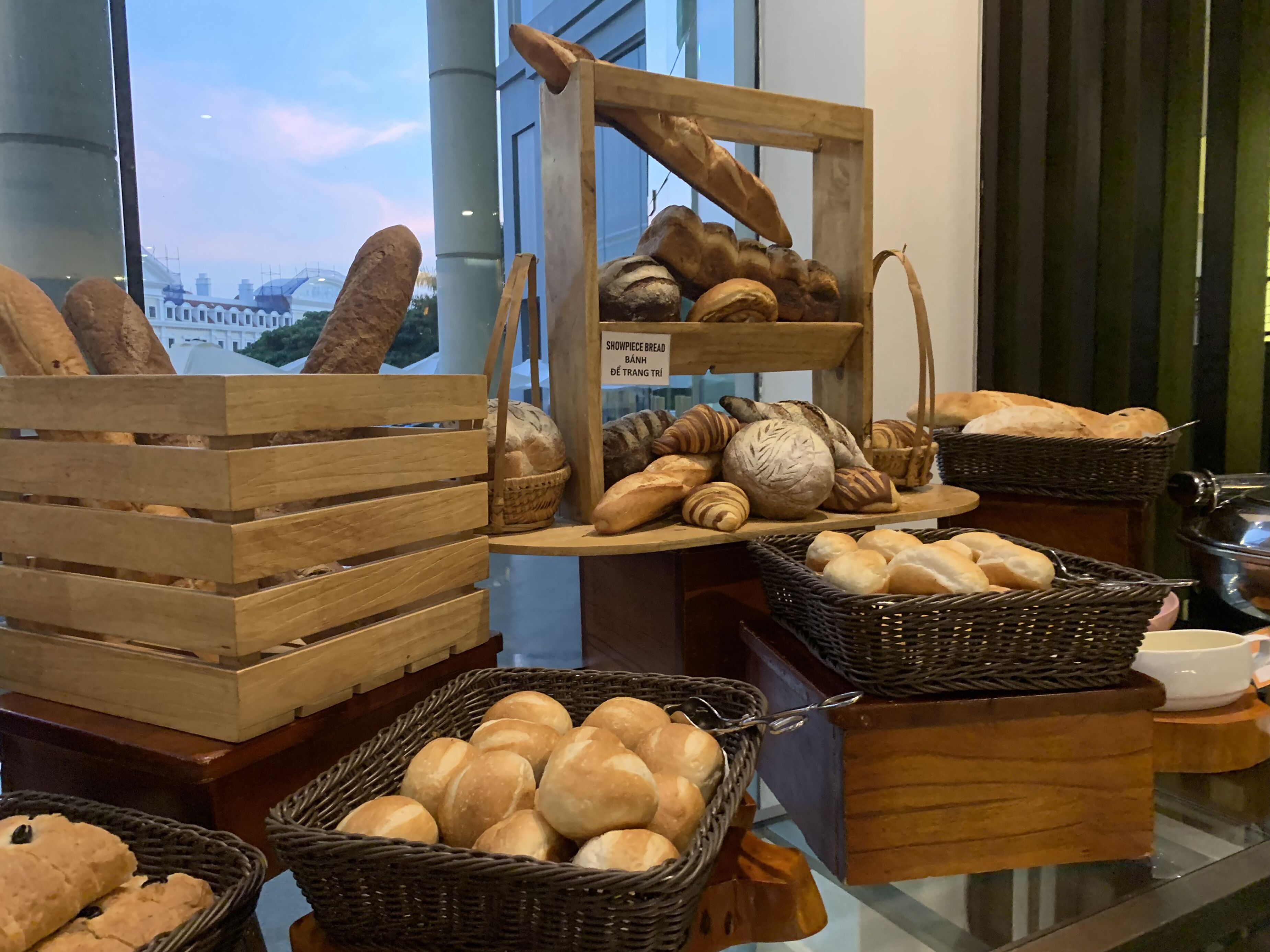 daily buffet breakfast (vnd 425000 per person)