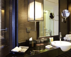 Rainfall showerhead, eco-friendly toiletries, hair dryer, bathrobes - Novotel Ha Long Bay, (Ha Long)