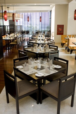 Daily buffet breakfast (VND 425000 per person)