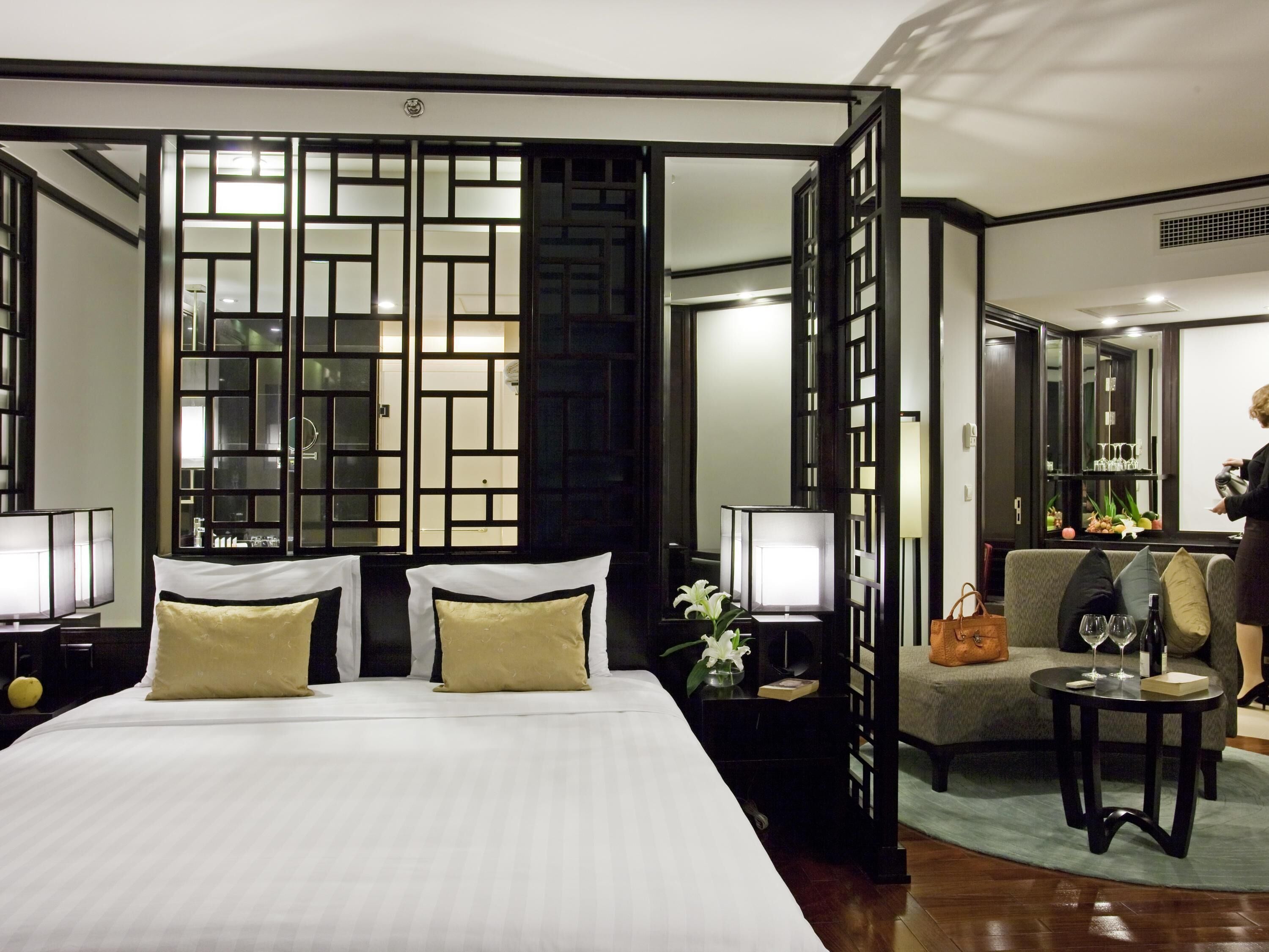 Executive Room, 1 King Bed | Minibar, in-room safe, desk, laptop workspace