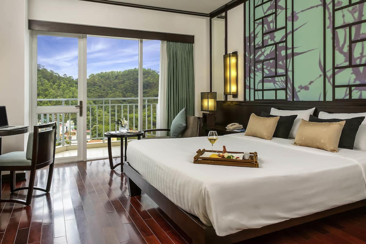 Standard Room, 1 King Bed | Minibar, in-room safe, desk, laptop workspace