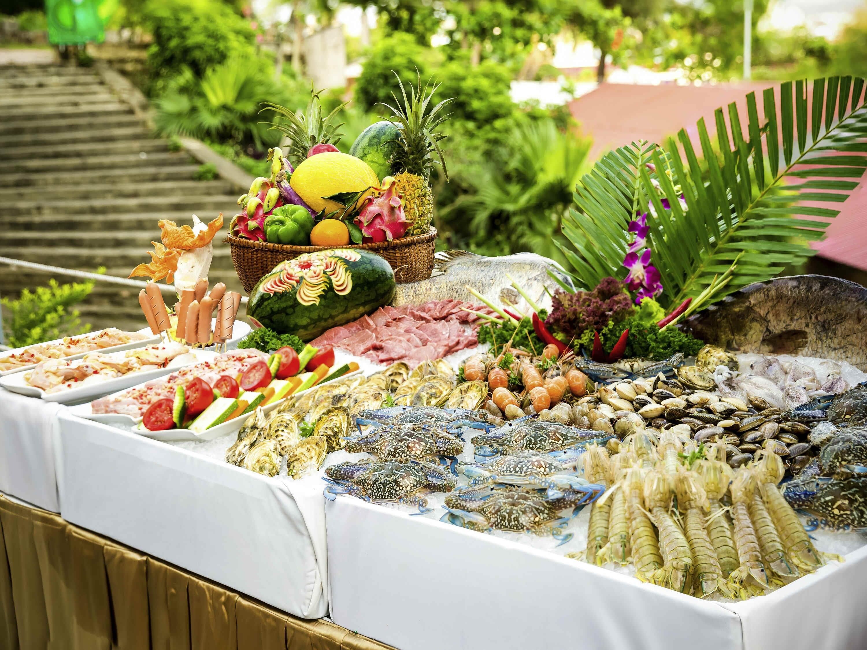 En buffet med forskellige fisk, frugt og grøntsager.