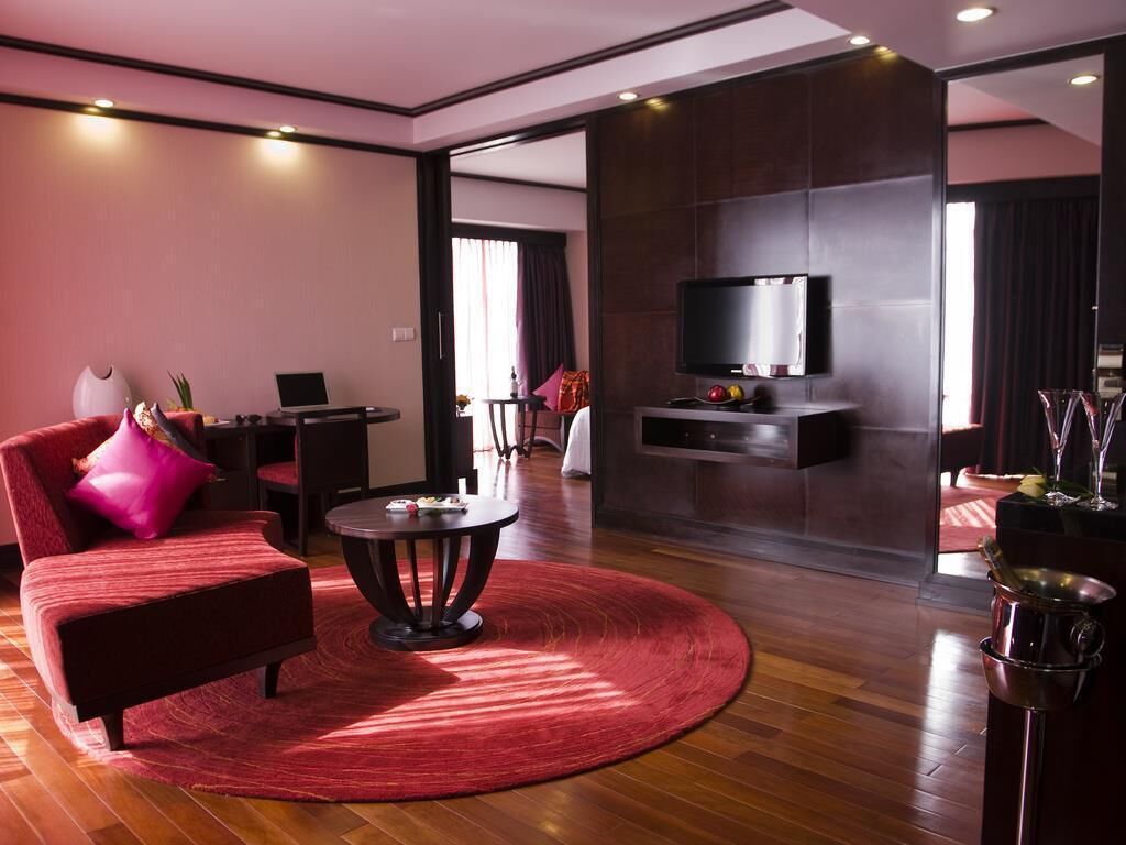 Junior Suite, 1 King Bed | Minibar, in-room safe, desk, laptop workspace