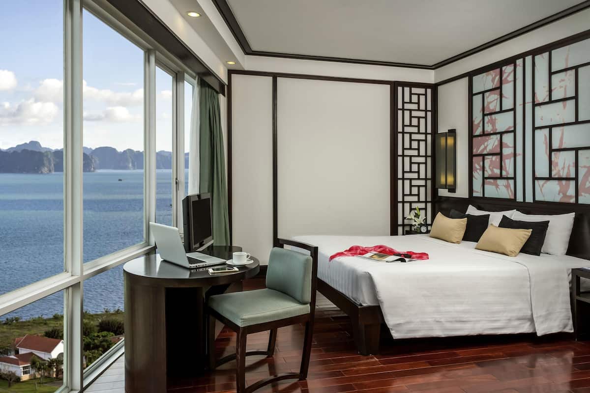 Superior Room, 1 King Bed | Minibar, in-room safe, desk, laptop workspace