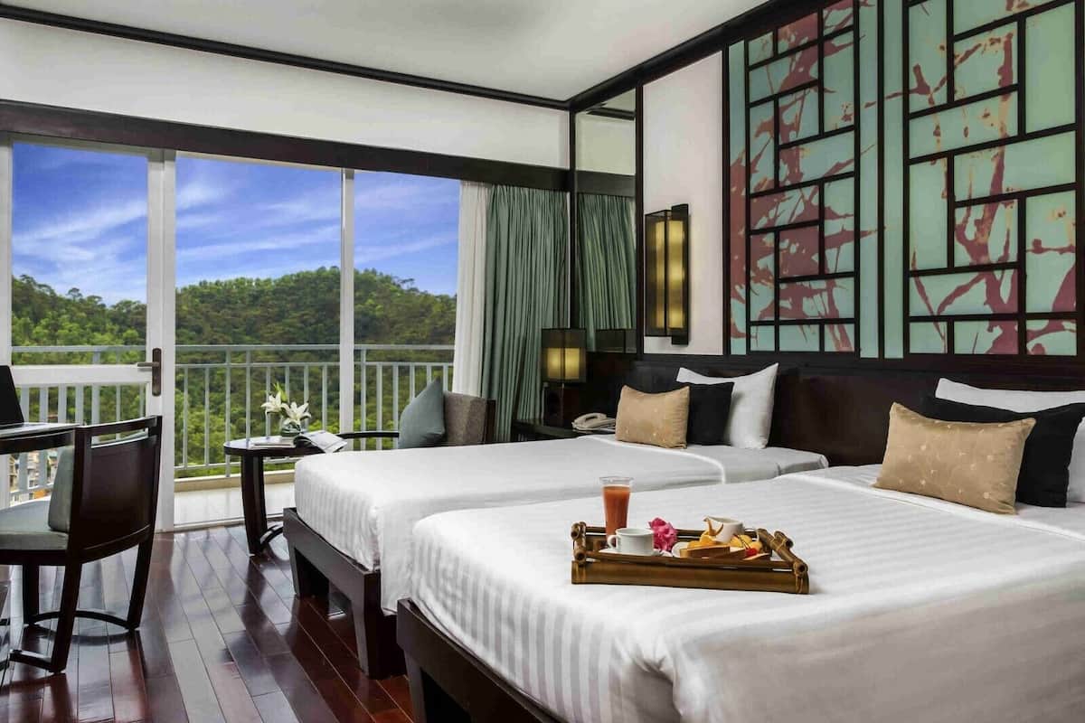 Minibar, caja de seguridad en la habitación y escritorio