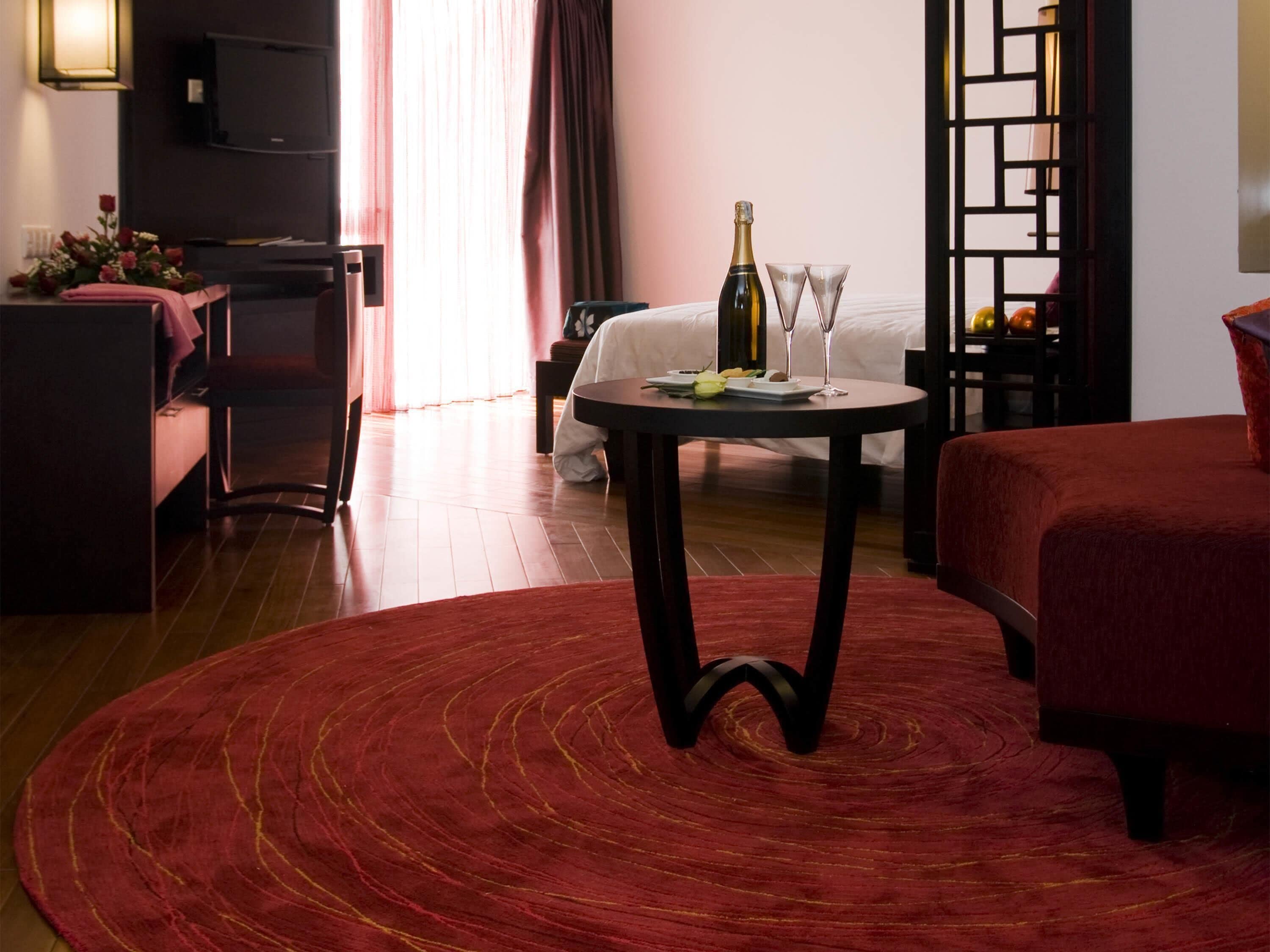 Minibar, caja de seguridad en la habitación y escritorio 