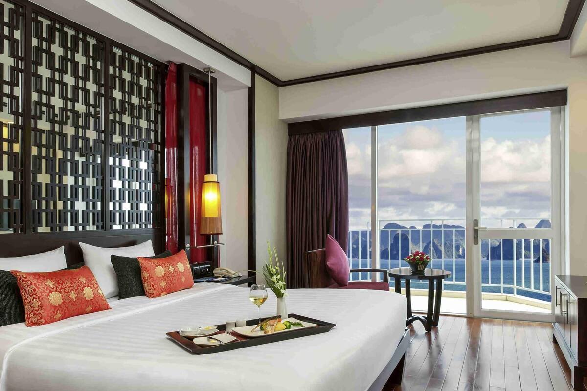 Junior Suite, 1 King Bed | Minibar, in-room safe, desk, laptop workspace