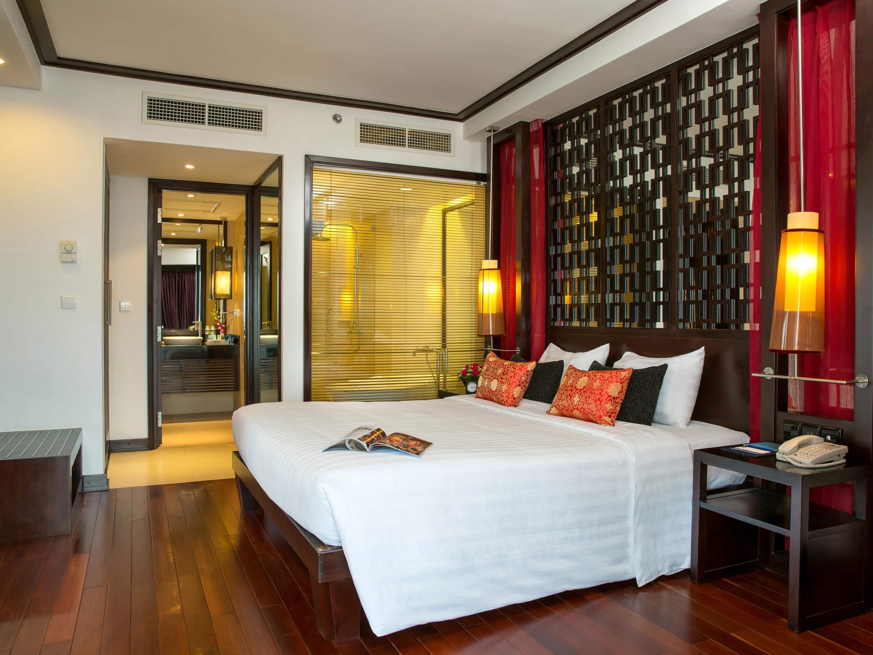 Minibar, caja de seguridad en la habitación y escritorio 