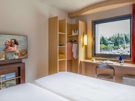 Habitación estándar, 2 camas individuales | Edredones de plumas, caja fuerte, escritorio y cortinas opacas