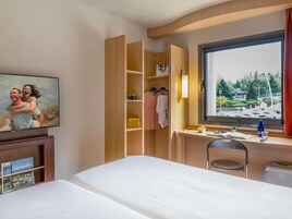 Habitación estándar, 2 camas individuales | Edredones de plumas, caja fuerte, escritorio y cortinas opacas