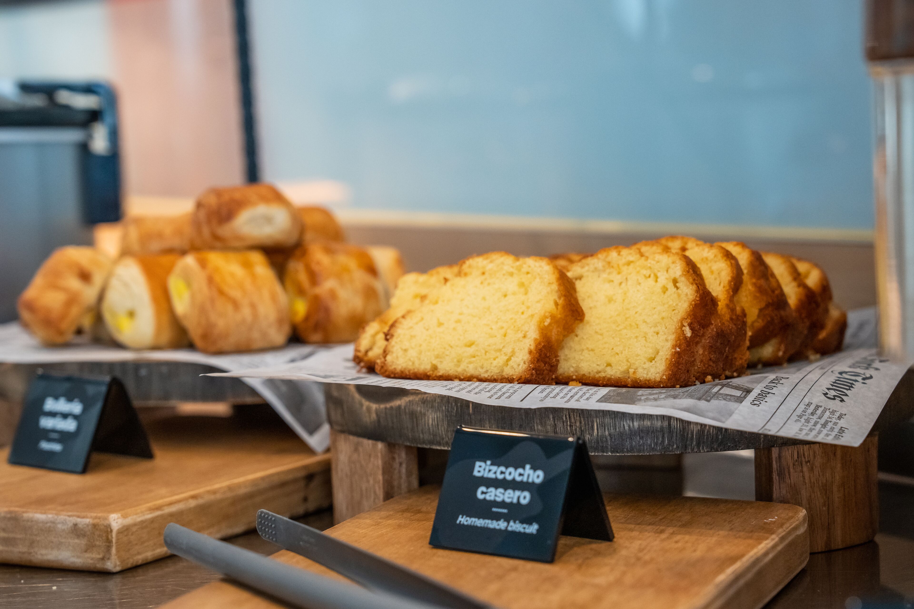 Een presentatie van gebakken producten met labels die soorten aangeven, zoals 'Bizcocho casero' en 'Homemade biscuit'.