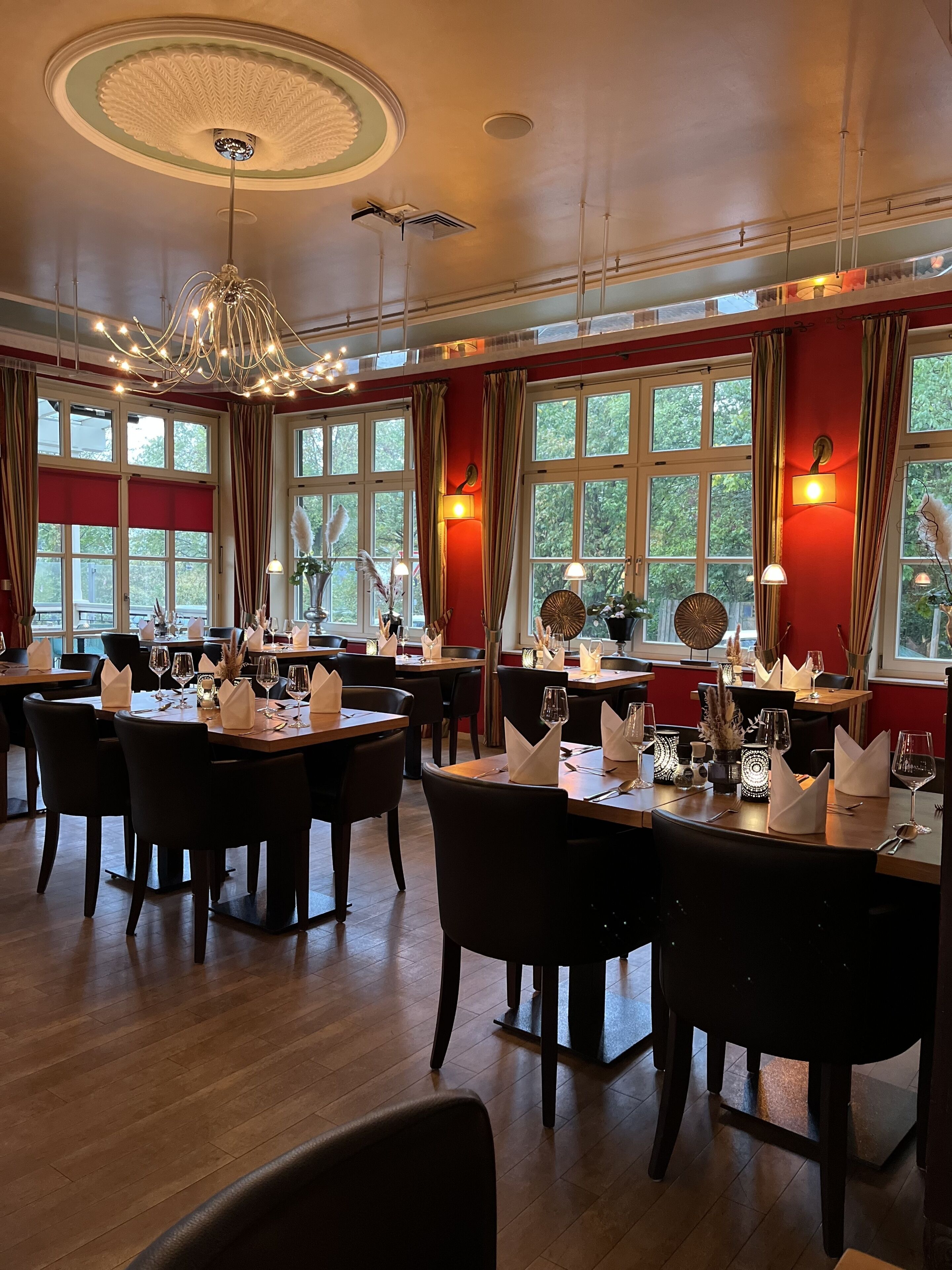 lunch and dinner served, international cuisine