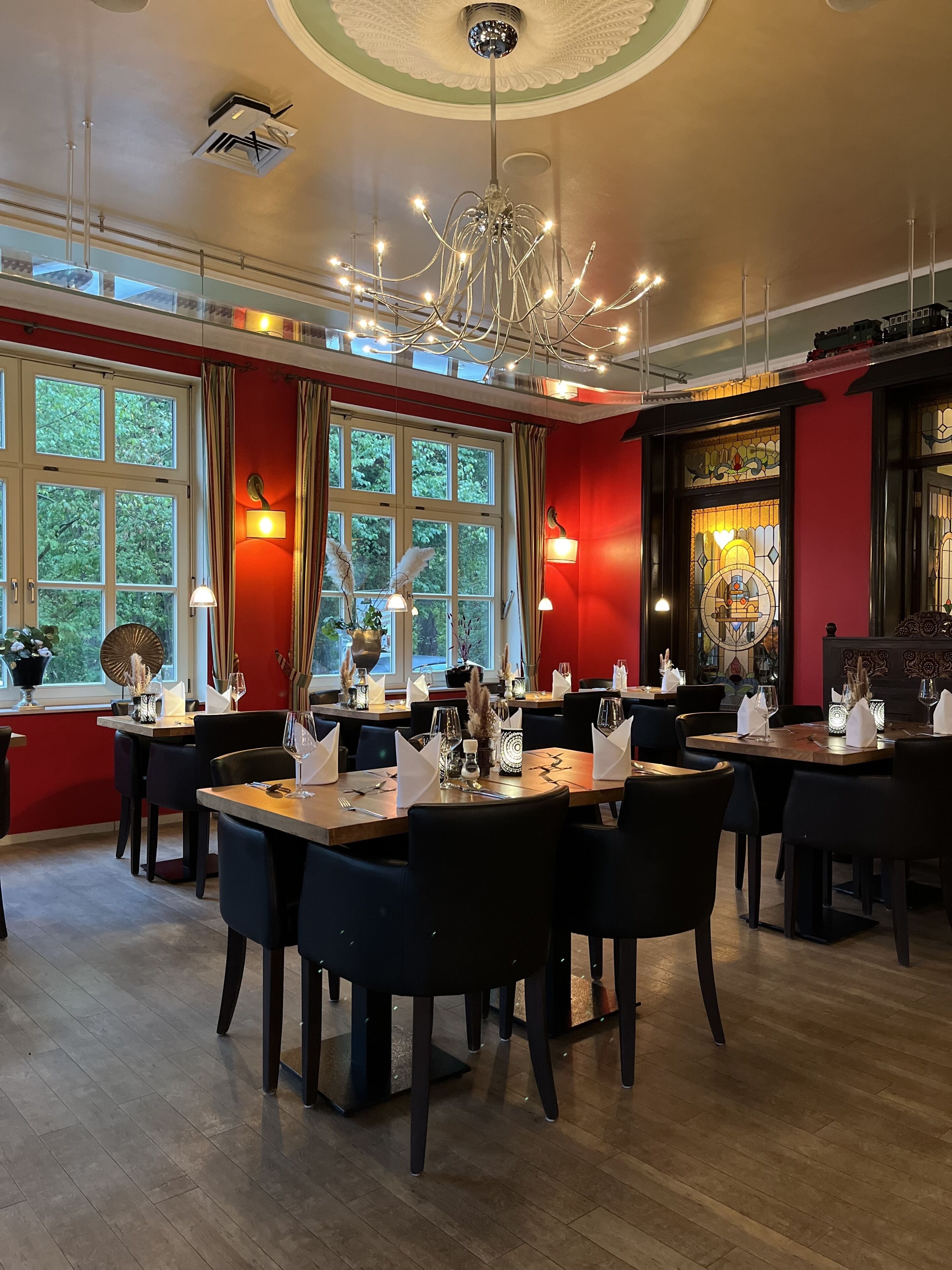 Lunch and dinner served, international cuisine