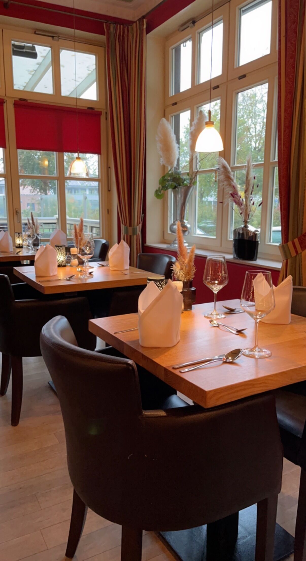 lunch and dinner served, international cuisine