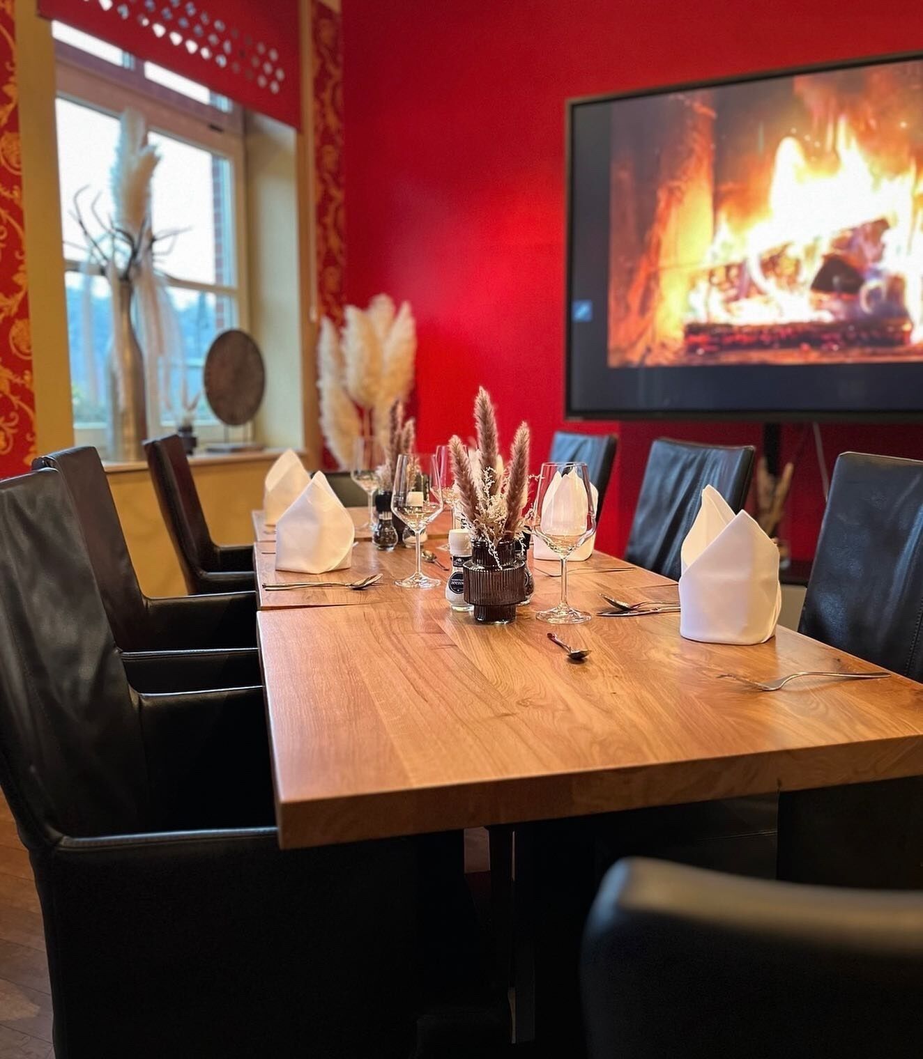 lunch and dinner served, international cuisine