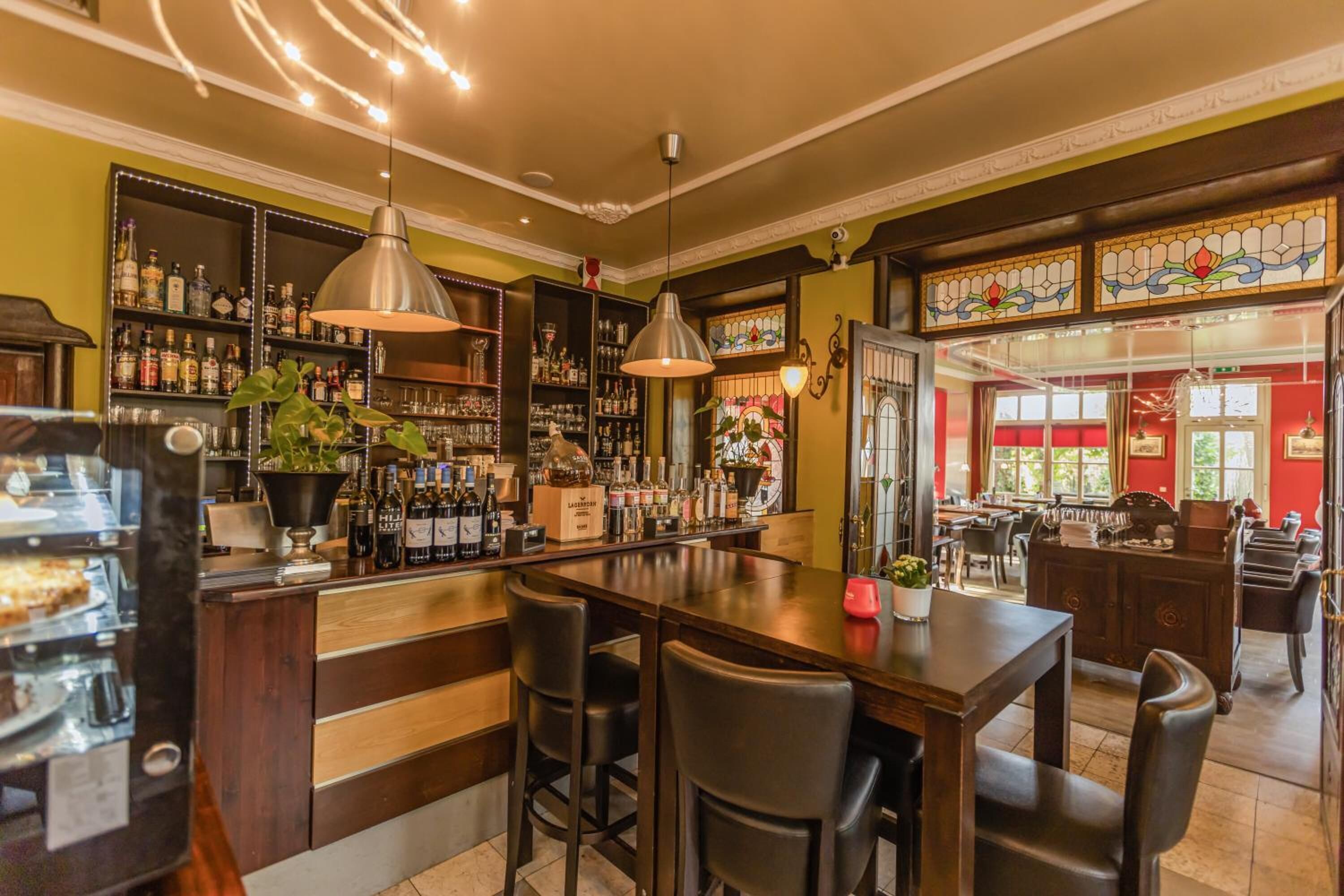 lunch and dinner served, international cuisine