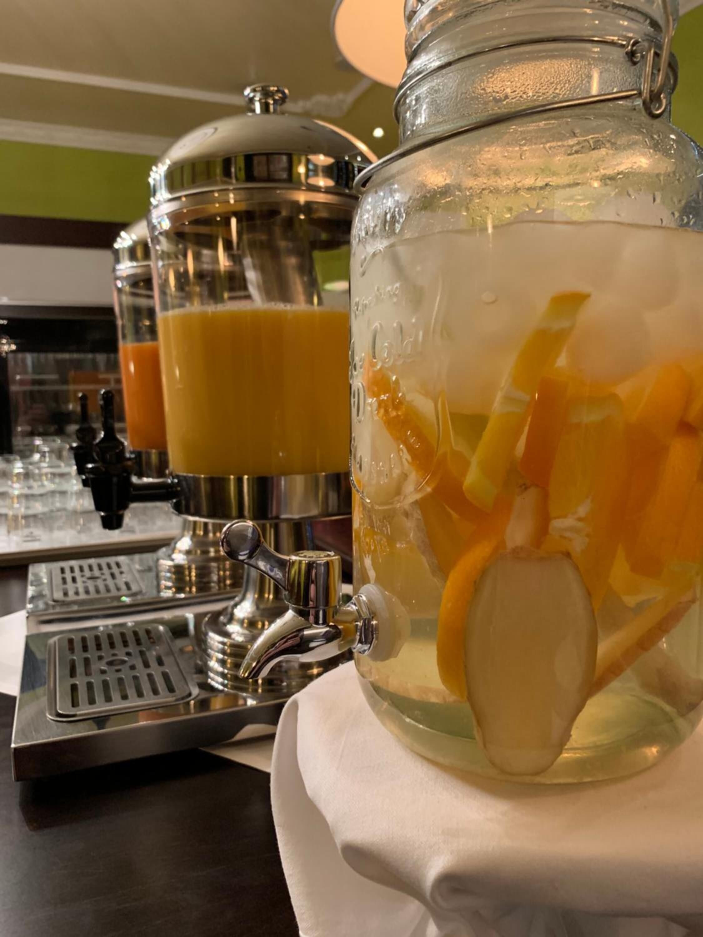 lunch and dinner served, international cuisine