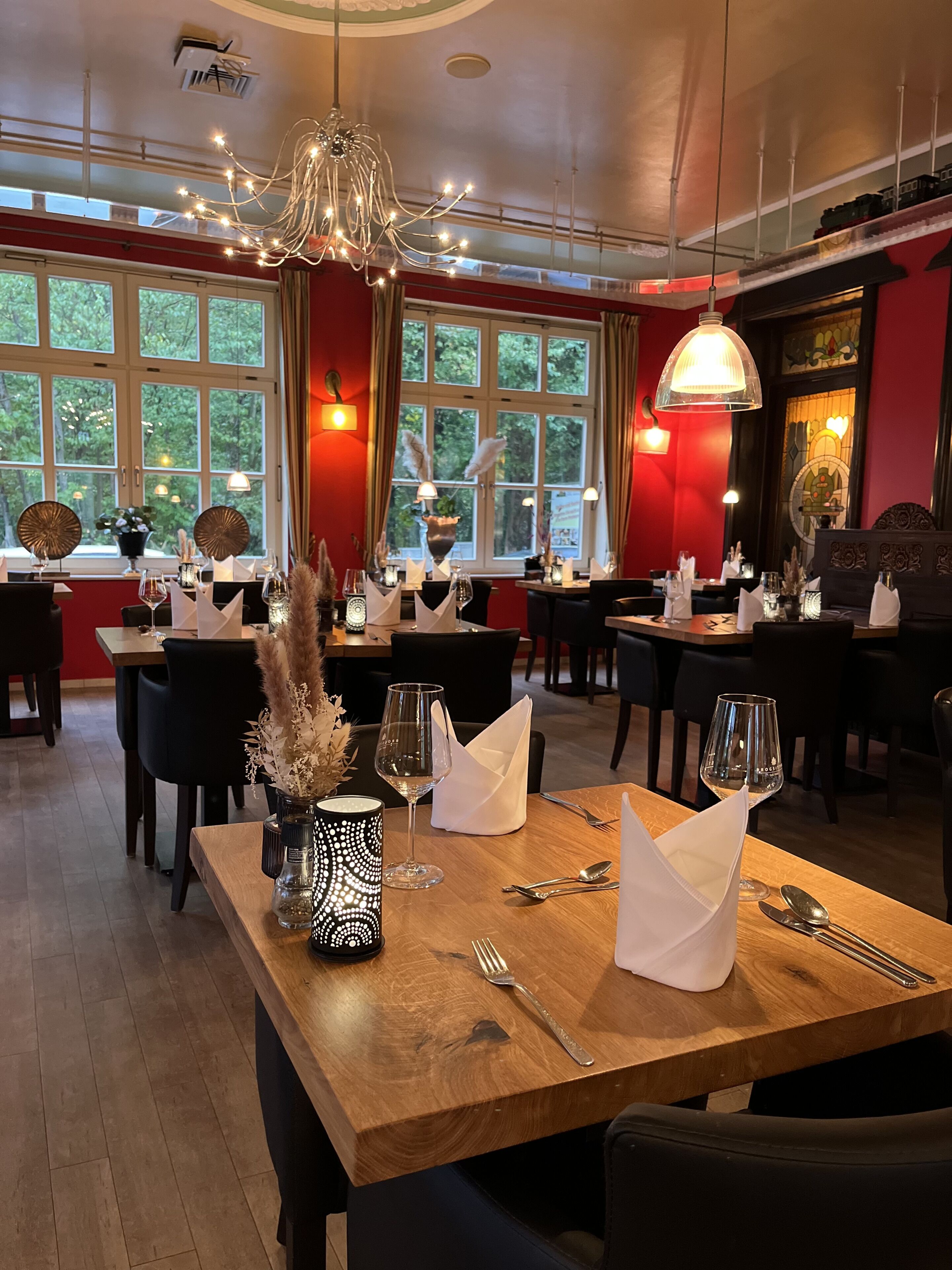 lunch and dinner served, international cuisine