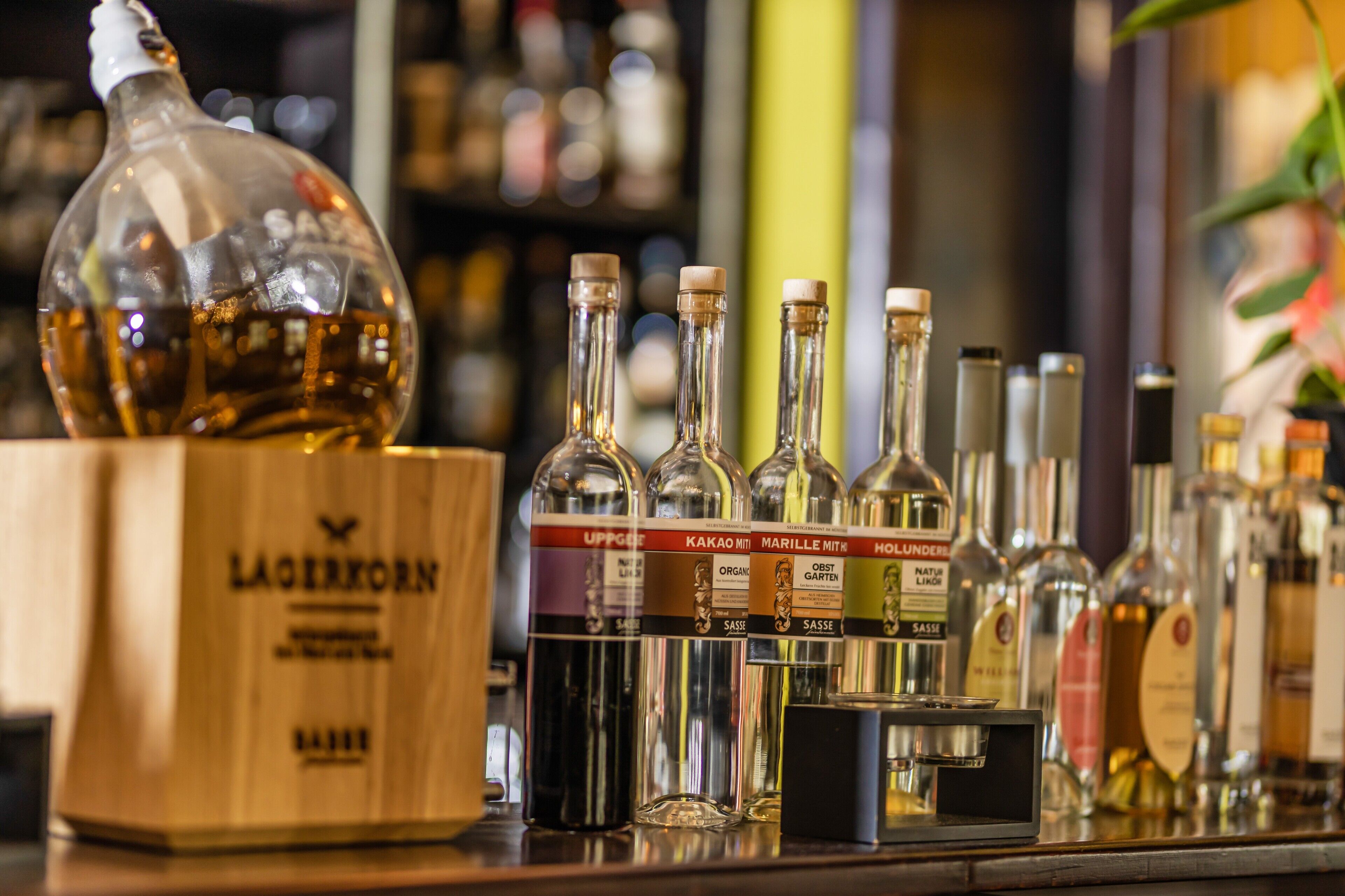 lunch and dinner served, international cuisine