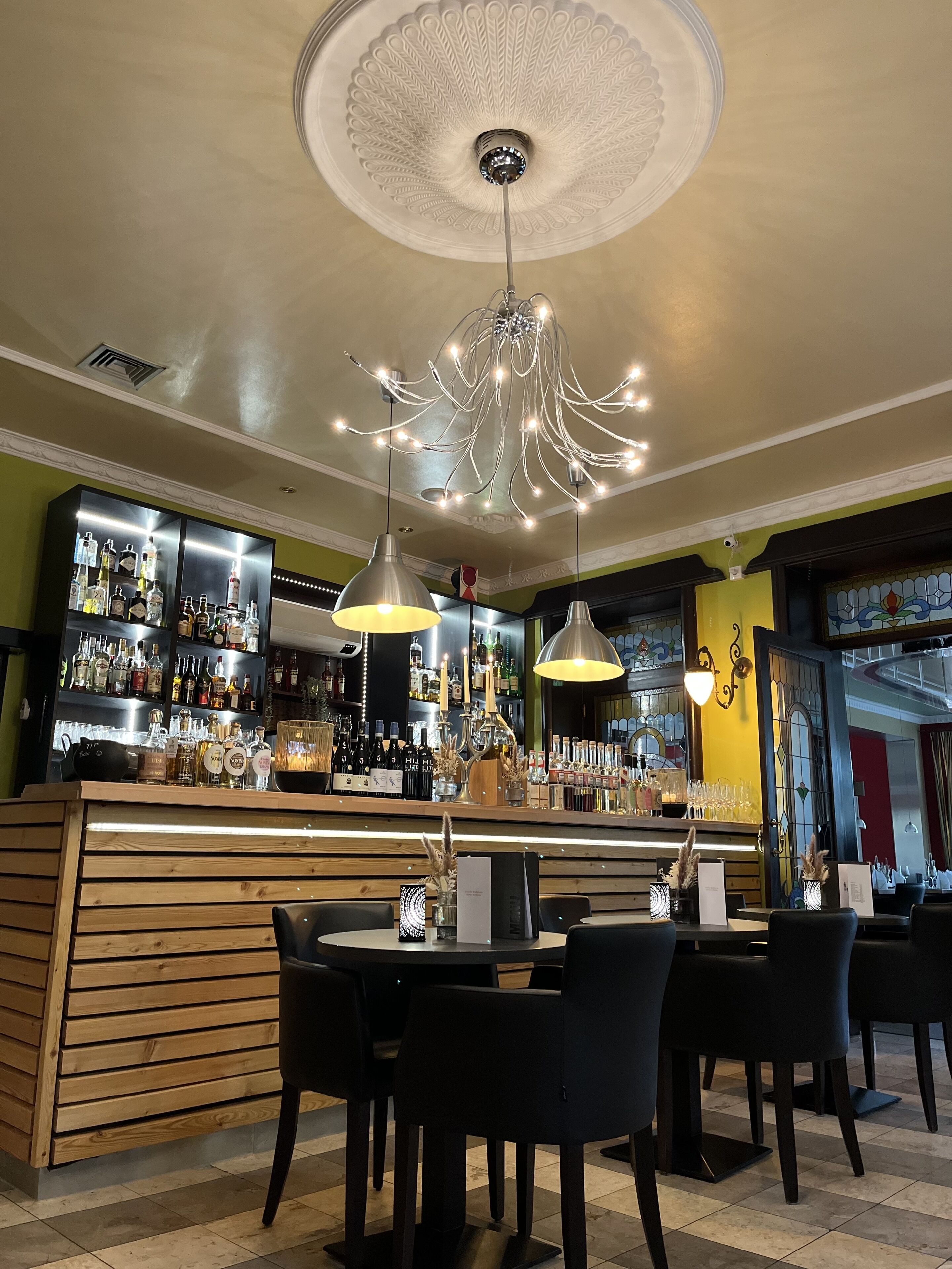 lunch and dinner served, international cuisine