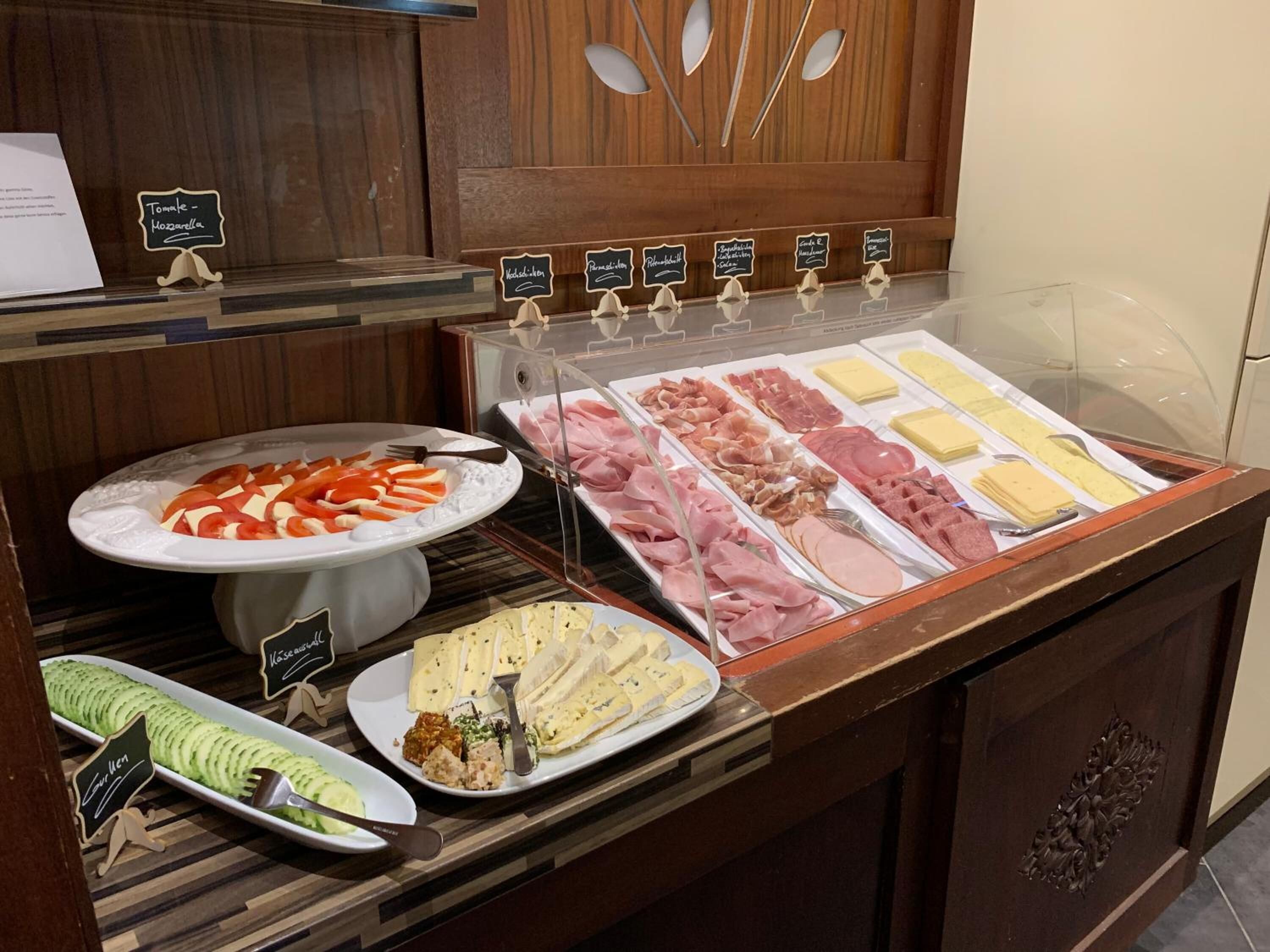 lunch and dinner served, international cuisine