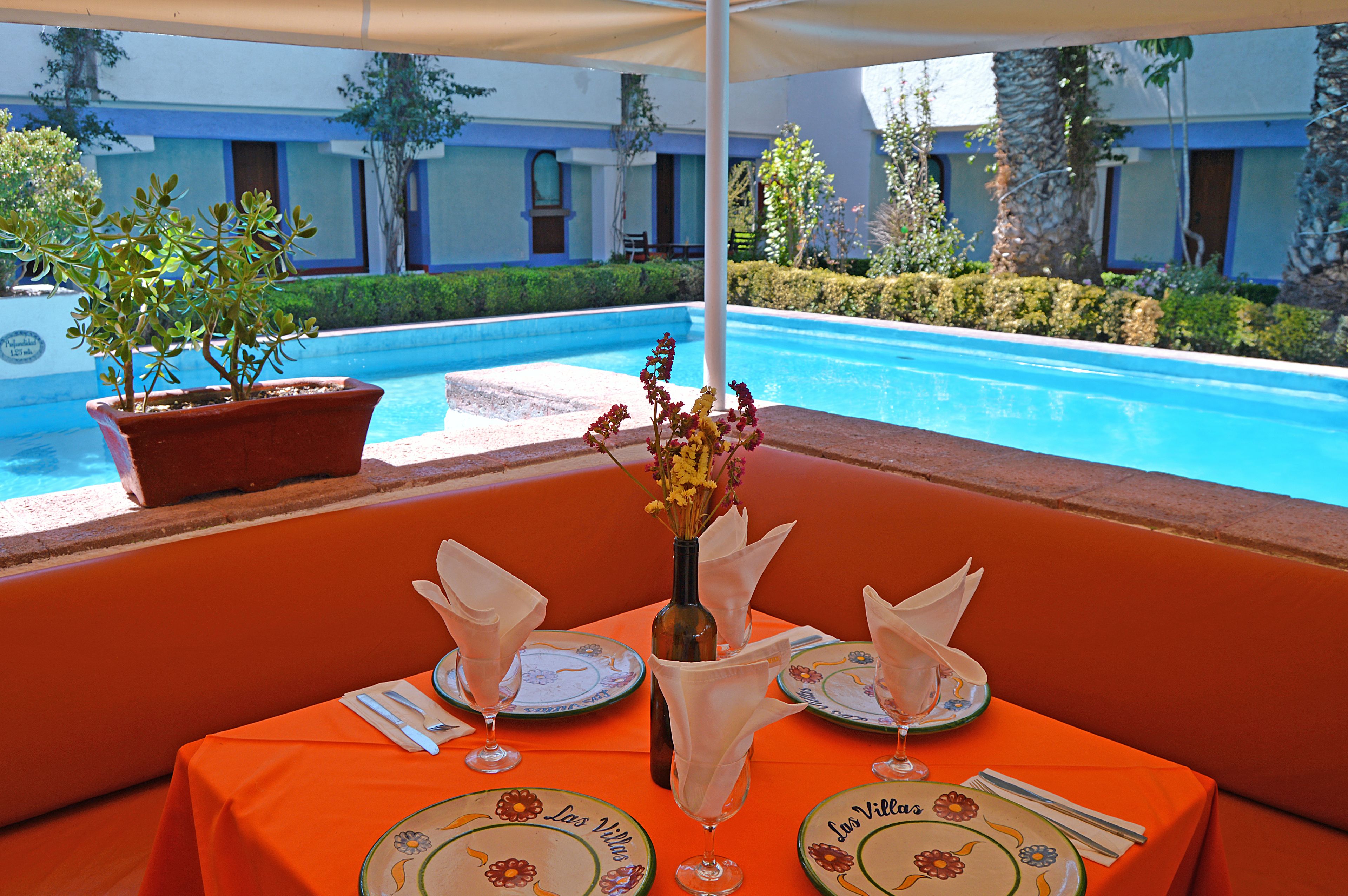 Frühstück, Mittagessen, Abendessen, Blick auf den Pool 