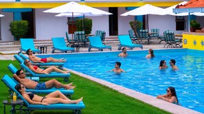 A swimming pool area with lounge chairs and umbrellas. - Villas Arqueologicas Teotihuacan (Teotihuacan)