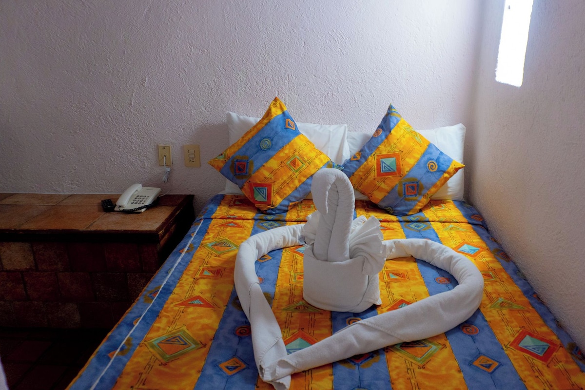 Habitación estándar | Caja de seguridad en la habitación y escritorio
