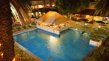 Piscine extérieure, parasols de plage, chaises longues