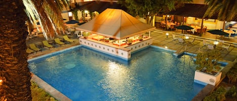 Piscine extérieure, parasols de plage, chaises longues