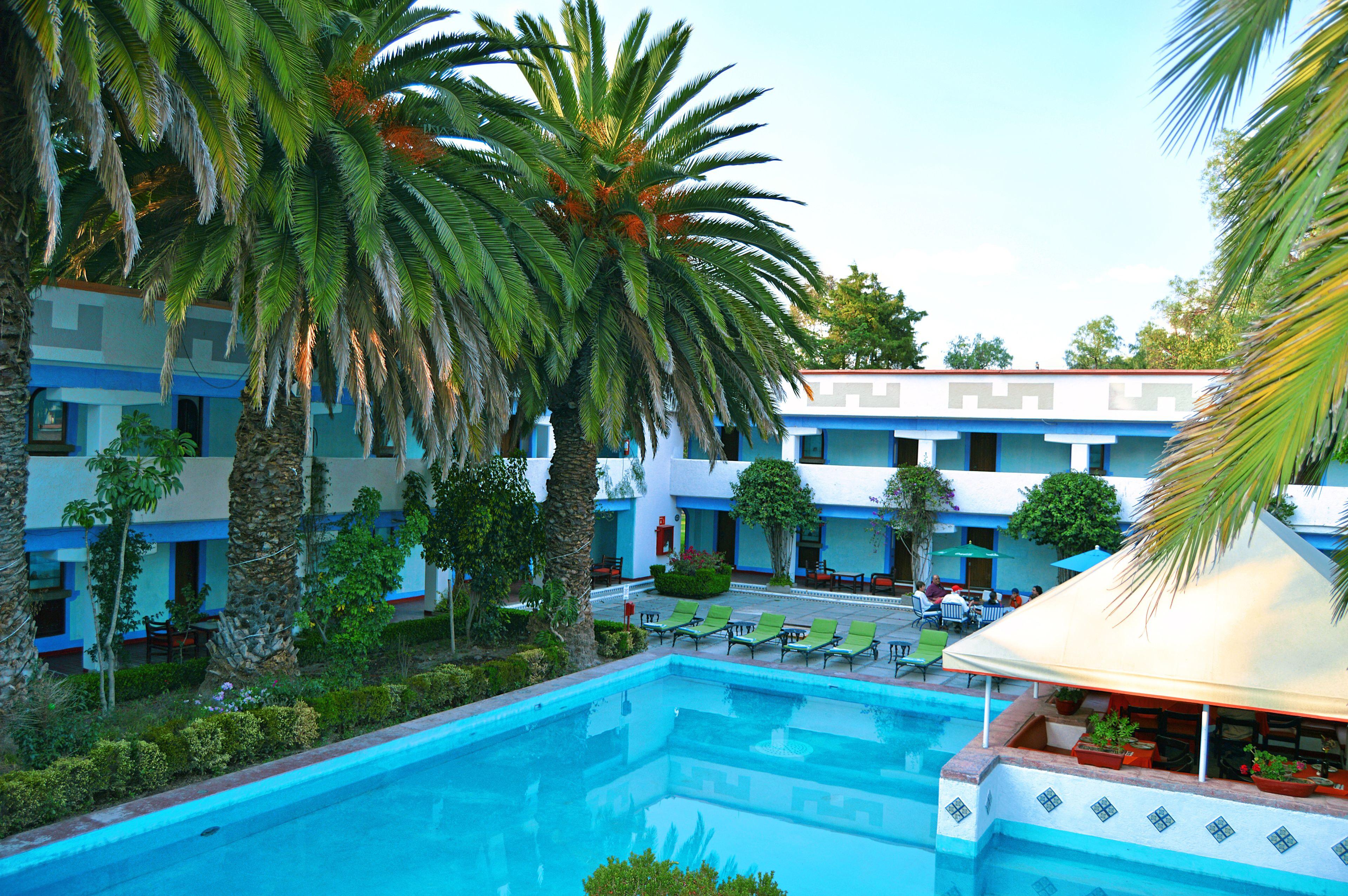 Piscine extérieure, parasols de plage, chaises longues