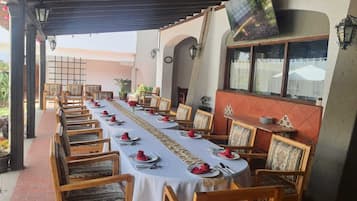 Se sirven desayunos y almuerzos; cocina mexicana; junto a la piscina