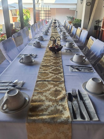 Se sirven desayunos y almuerzos; cocina mexicana; junto a la piscina