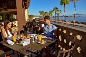 Desayuno a la carta todos los días (con cargo) 