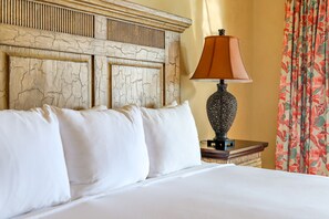 Luxe kamer, uitzicht op zee | Luxe beddengoed, een kluis op de kamer, een bureau, een laptopwerkplek