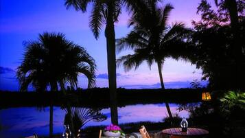 Melayani sarapan dan makan siang dengan pemandangan kolam renang